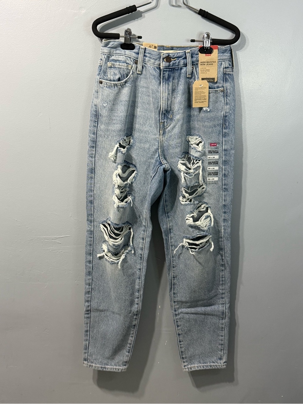NWT Levi’s High Waisted Distressed Mom Jeans Women’s Light Wash Jeans Size 28x29